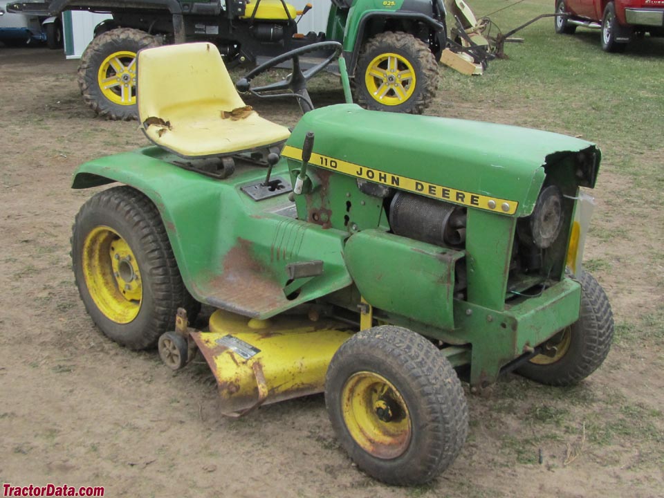 Square-fender John Deere 110.