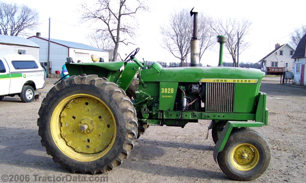 John Deere 3020 tractor photo John Deere 3020 tractor photo