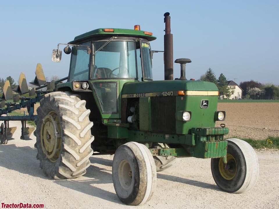 European John Deere 4240.