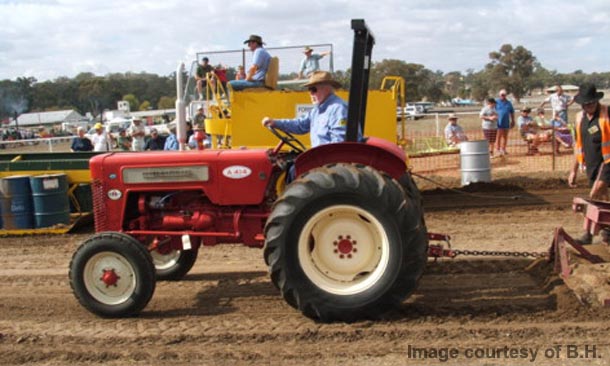 International Harvester A-414 tractor photo