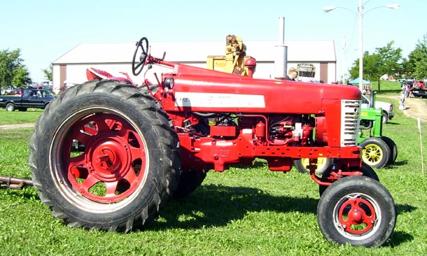 Farmall 350 tractor photo