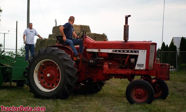 Farmall 706 tractor photo