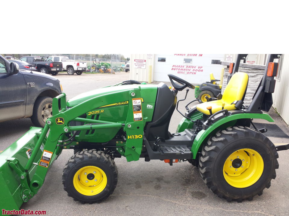 John Deere 2025R tractor photos information