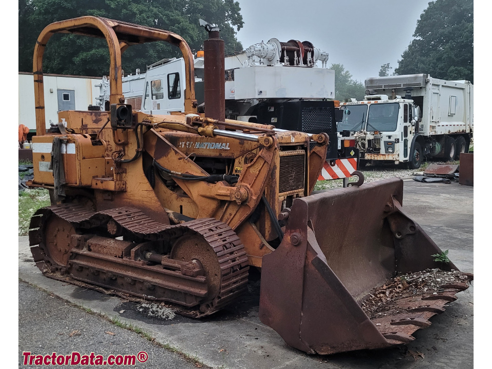 International 100E crawler-loader.