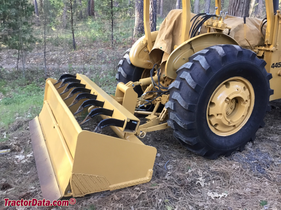 Rear box blade with hydraulic top-link on the Ford 445A.