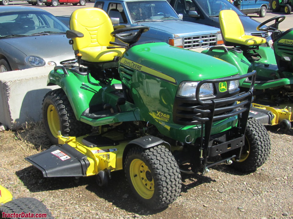 John Deere X748