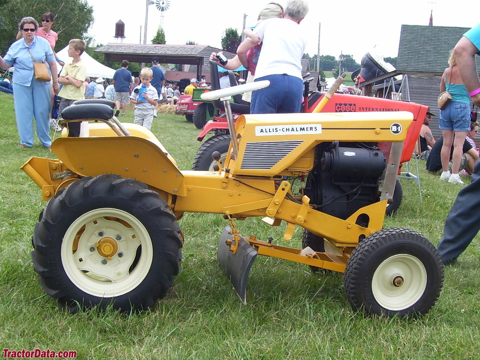 Yellow Allis-Chalmers B1 with center blade.