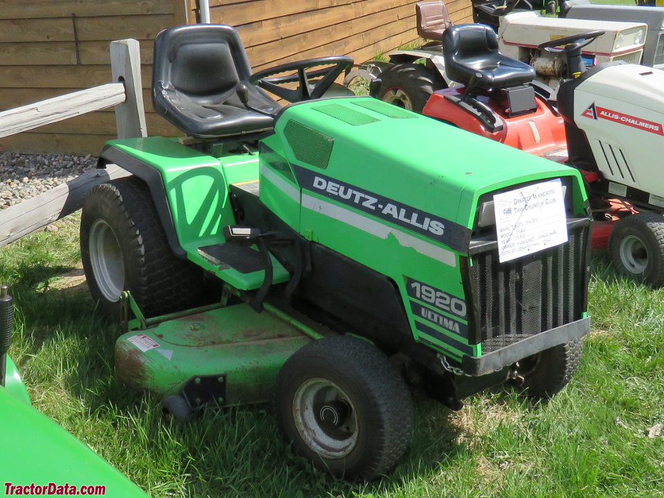 Deutz-Allis 1920 Ultima with mower deck.