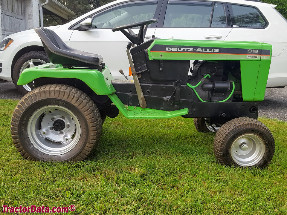 Deutz-Allis 916, right side.