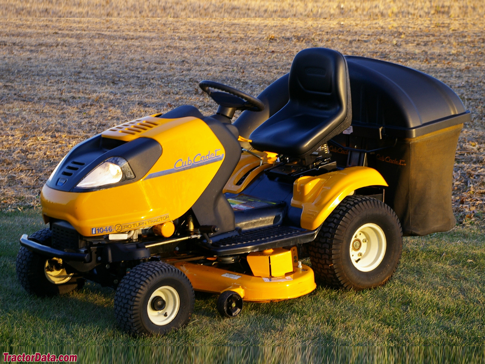 Cub Cadet i1046 with rear bagger.