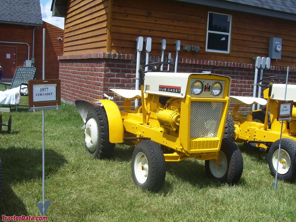 Cub Cadet 100, front-right view