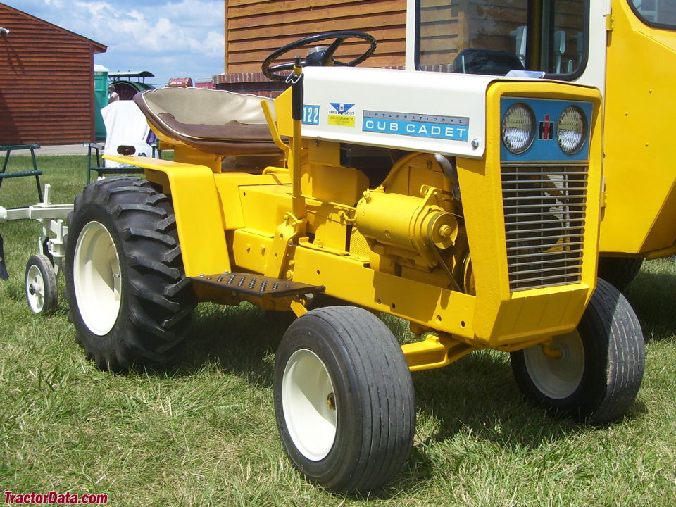 Cub Cadet 122, front-right view