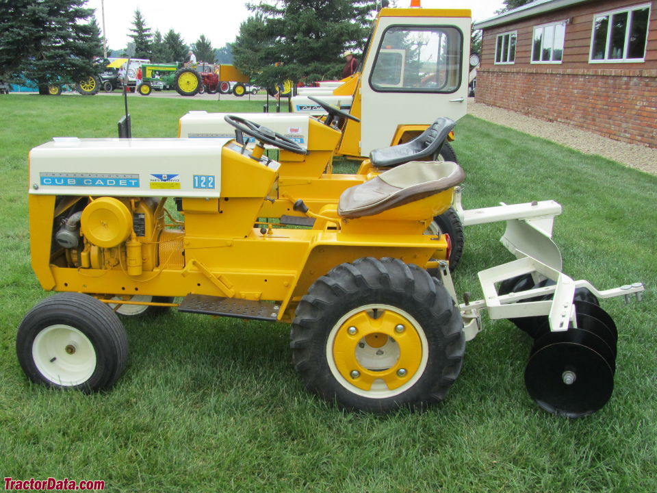 Left view of the Cub Cadet 122