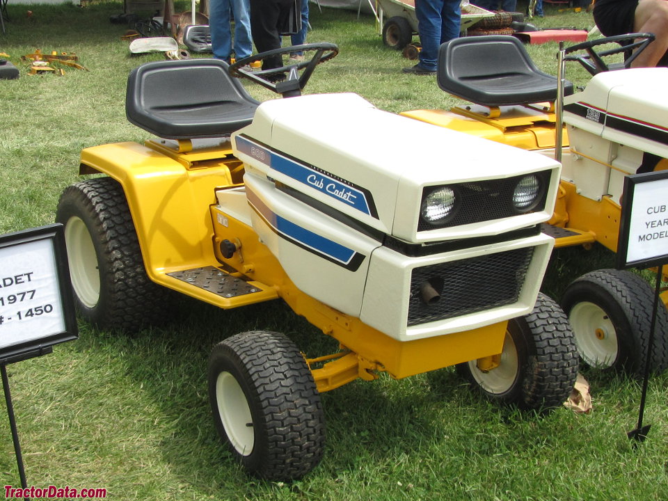 Cub Cadet 800, front-right view