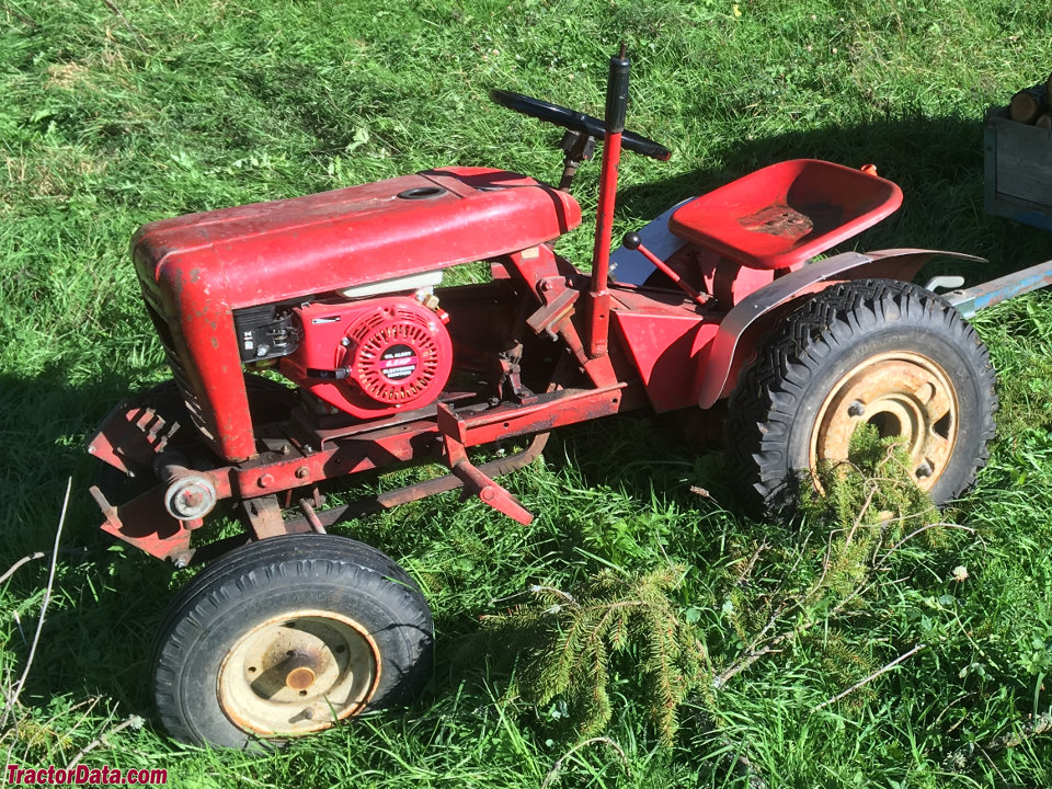 Wheel Horse 704 (engine not original).