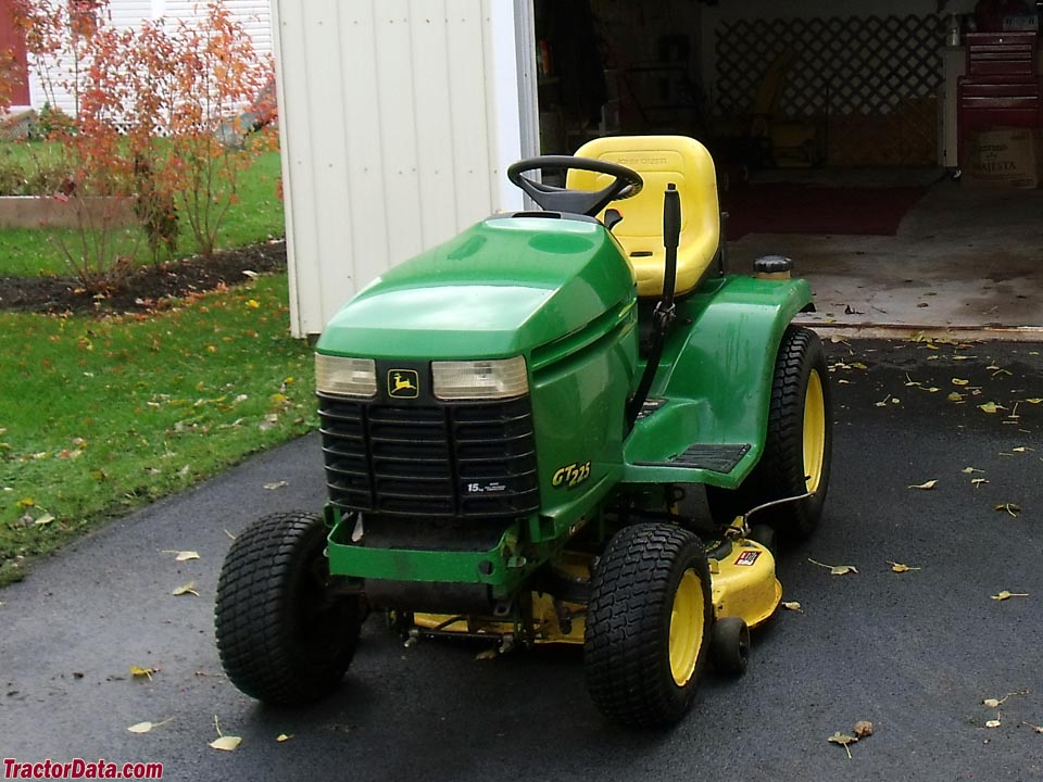 John Deere GT225, front view.