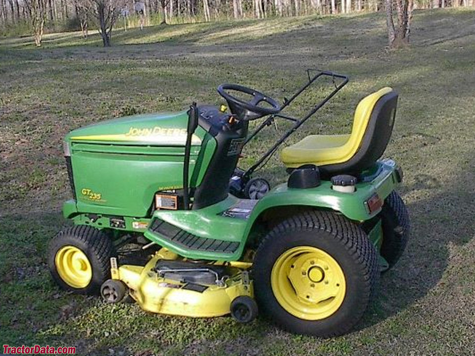 John Deere GT235E.