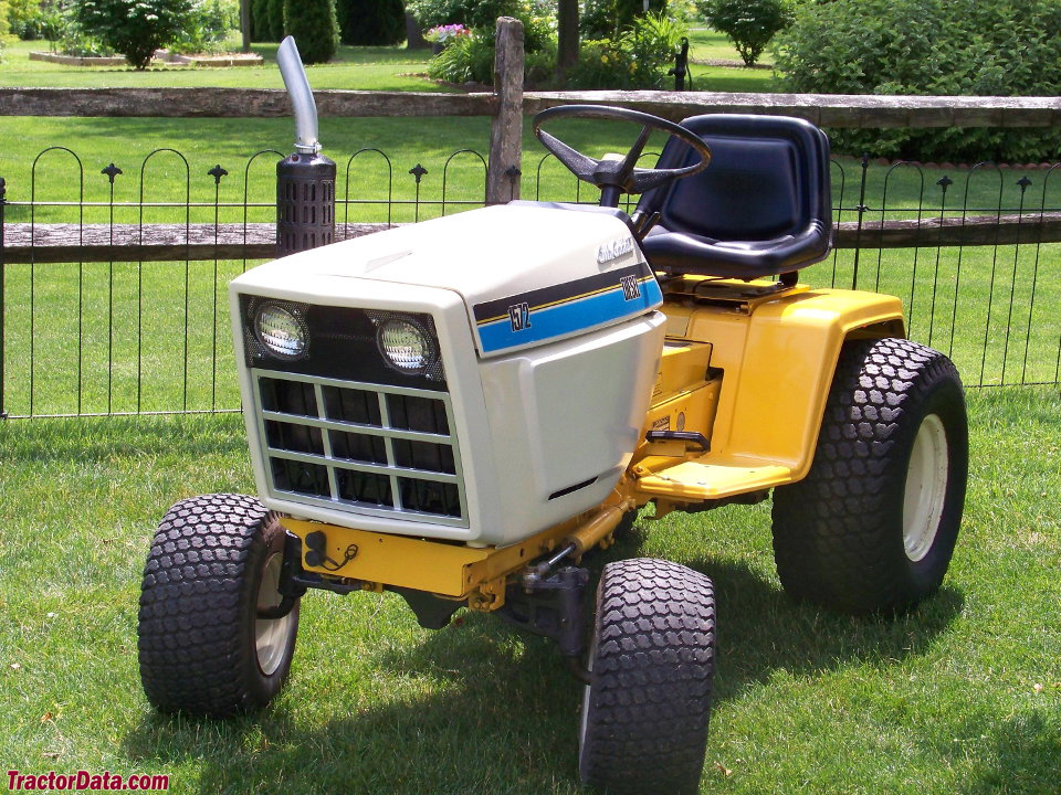 Cub Cadet 1572, front-left view.