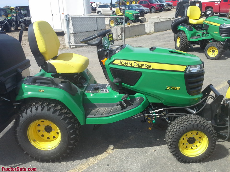 John Deere X738