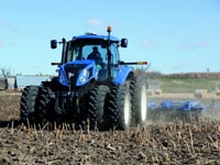 New Holland T8.390 discing