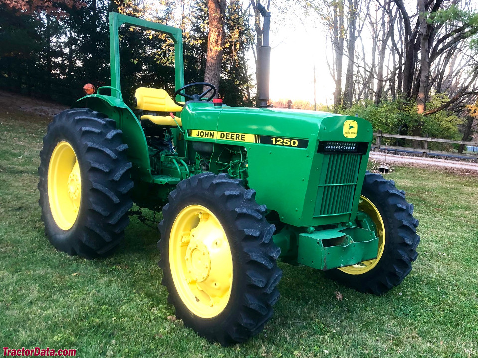 Four-wheel drive John Deere 1250. Sheet metal and decals are not original.