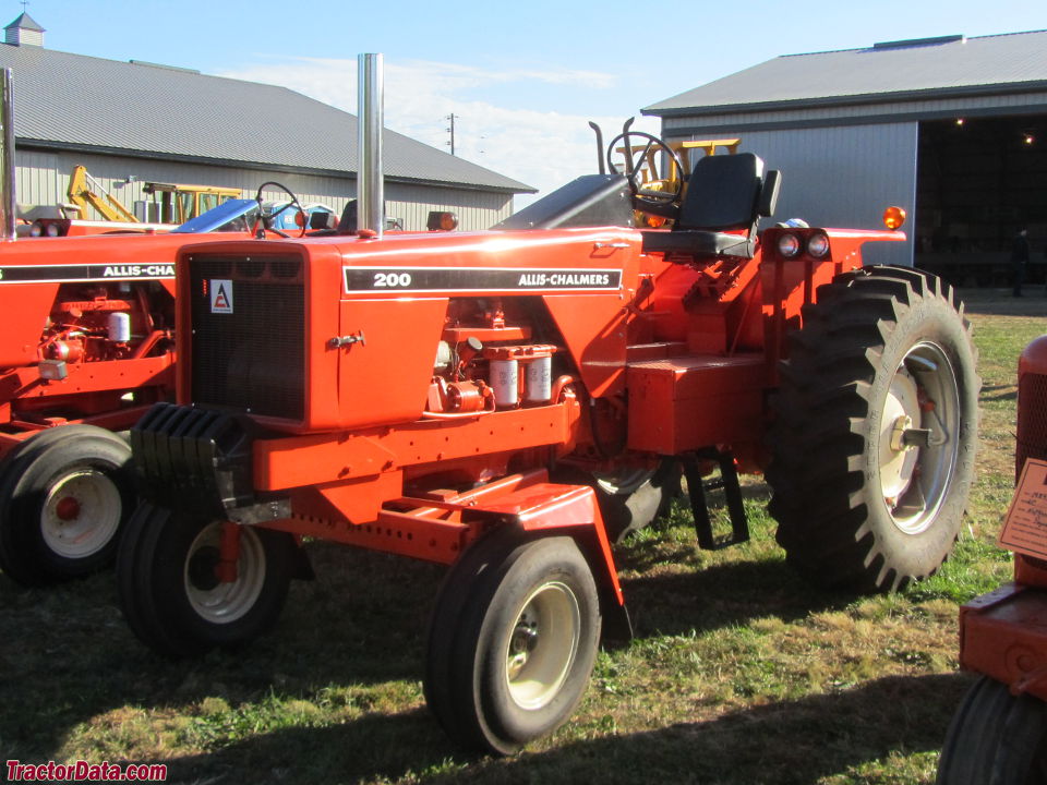 Open-station Allis-Chalmers 200.
