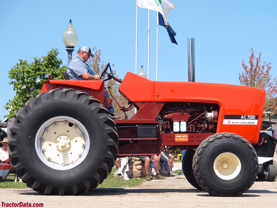 Open station Allis-Chalmers 7030.