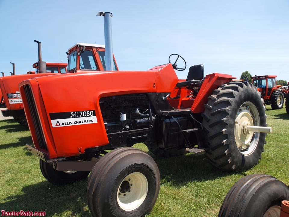 Open station (cut-off cab) Allis-Chalmers 7080, left side.