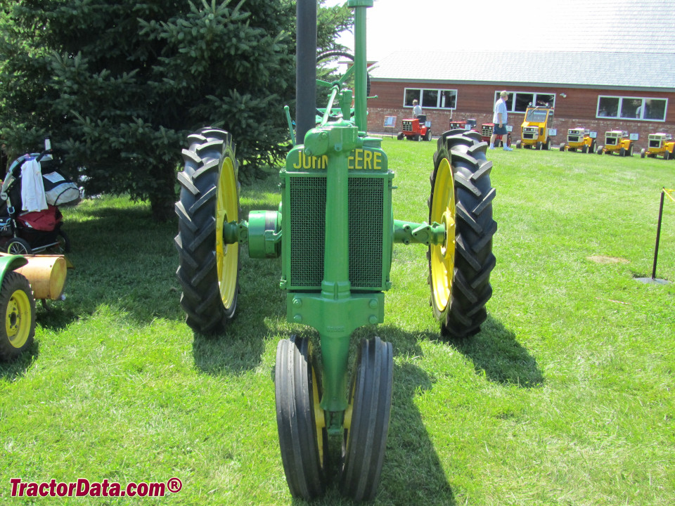 Unstyled John Deere B with four-bolt pedestal.