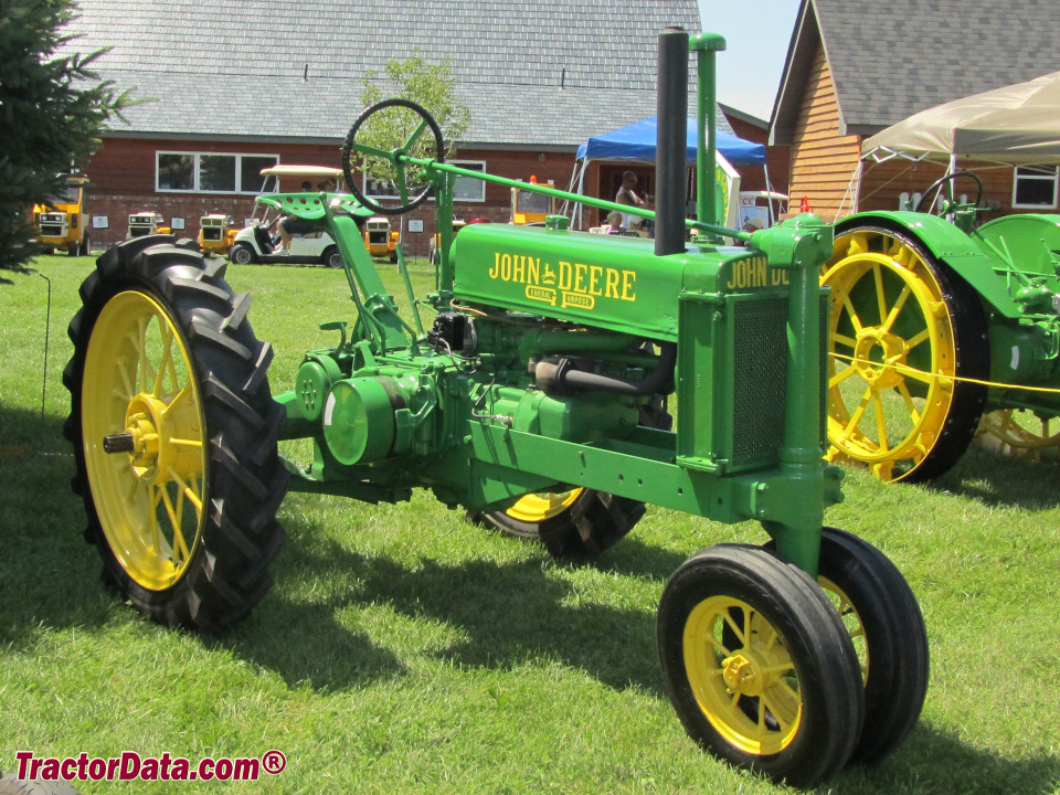 Unstyled John Deere B with four-bolt pedestal.