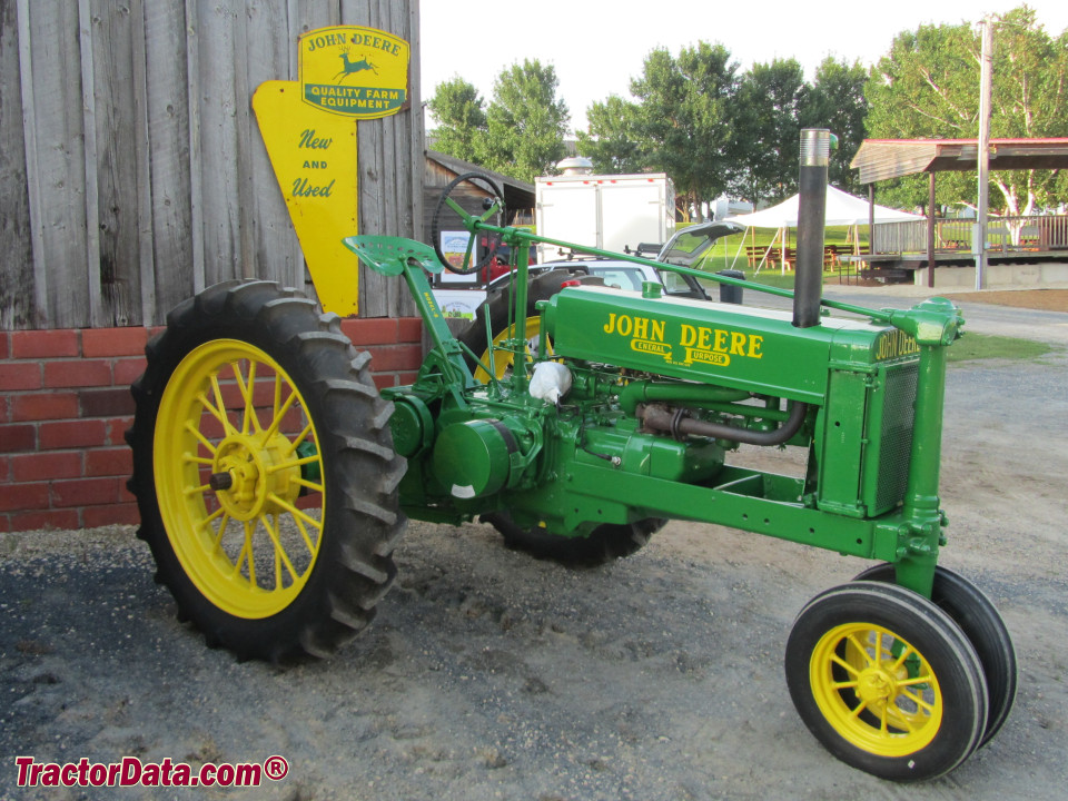 Unstyled John Deere B with eight-bolt pedestal.