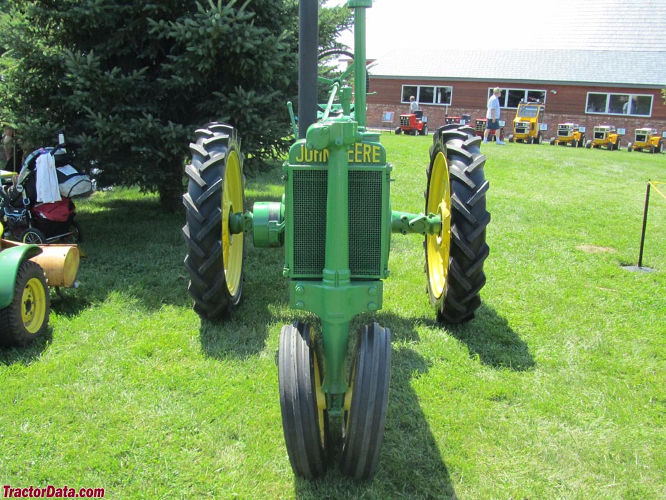 Unstyled John Deere B with four-bolt front pedestal.
