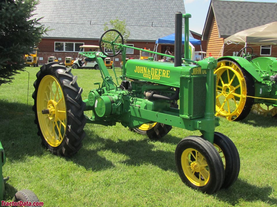 Unstyled John Deere B with four-bolt front pedestal.