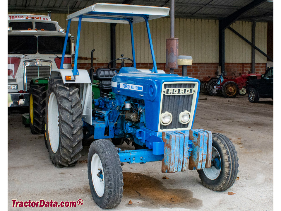 Ford 5600 tractor with ROPS.