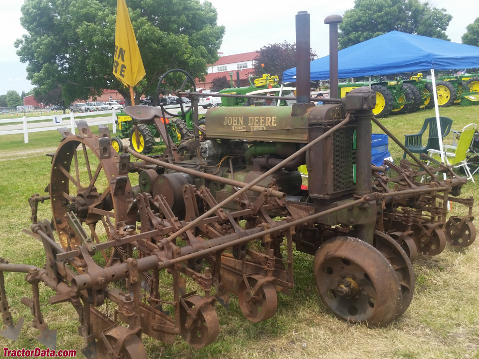 Original-condition low-radiator G with mounted AG-492 cultivator.