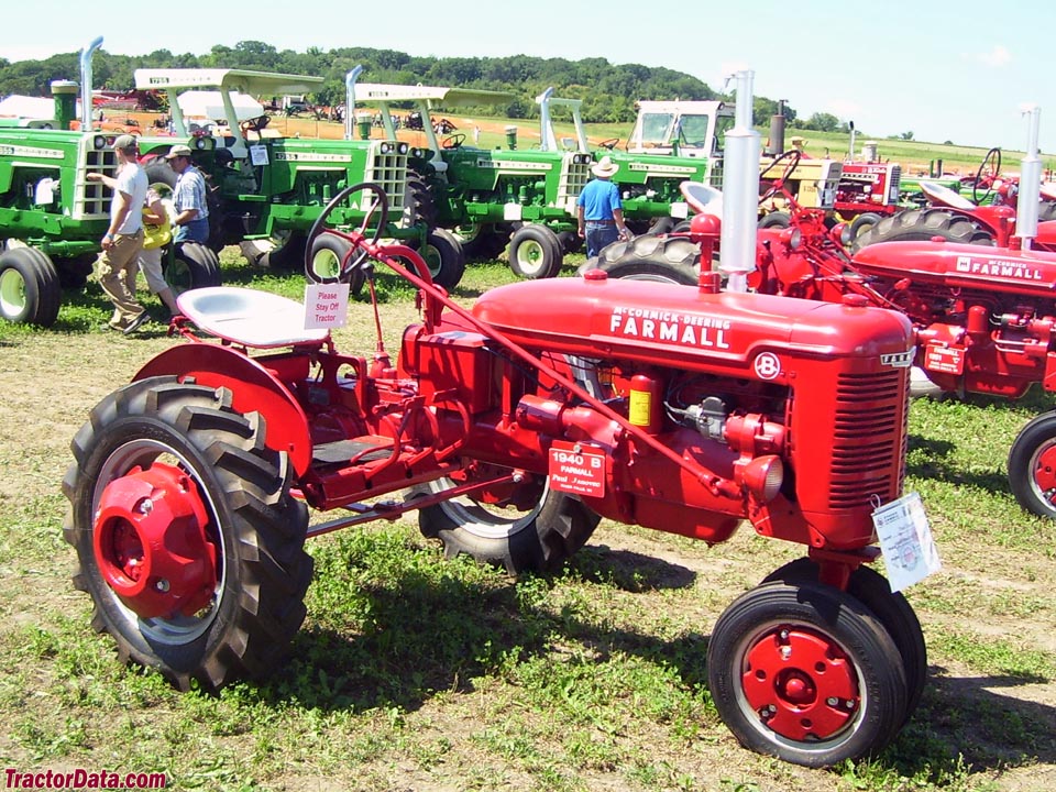 Farmall B, front-right view.