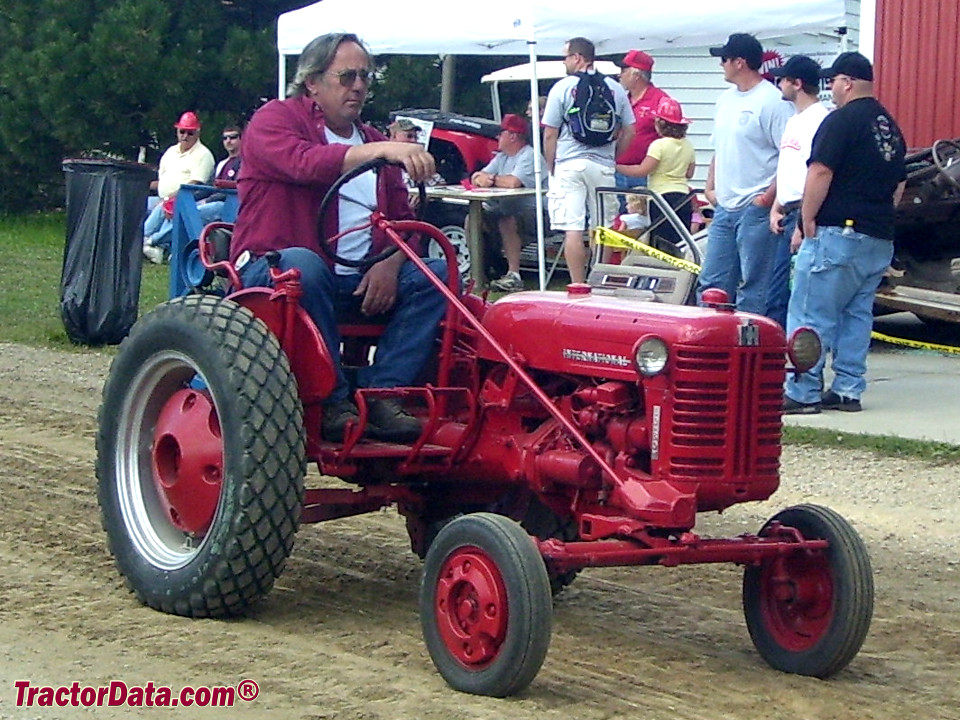Early round-grill (1955-1956) International Lo-Boy in red.