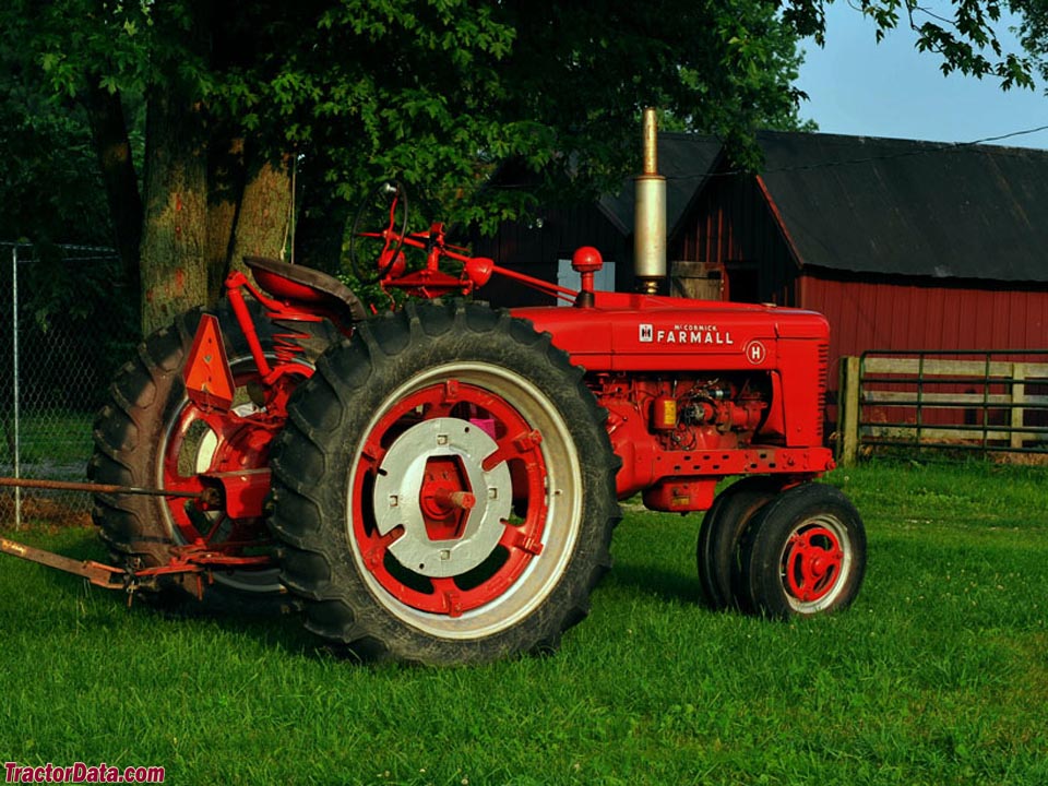 Farmall H, right-rear view.