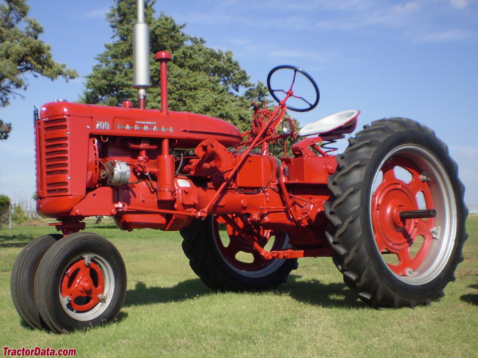 Tricycle-front Farmall 200