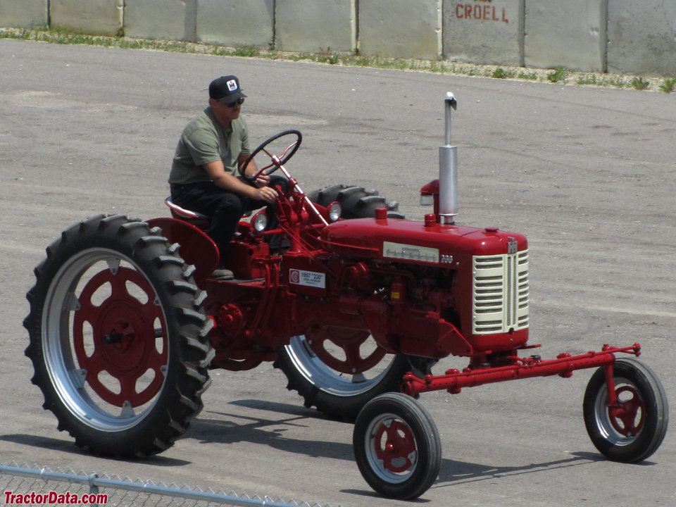 Farmall 230 with wide front axle