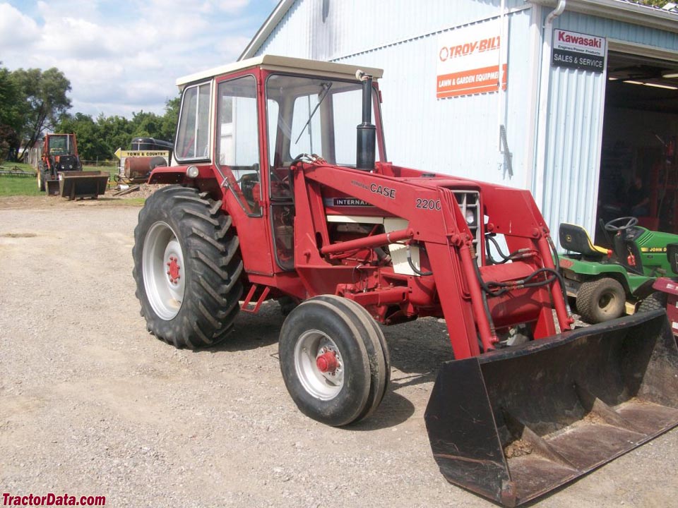 International 574 with cab and Case IH 2200 loader