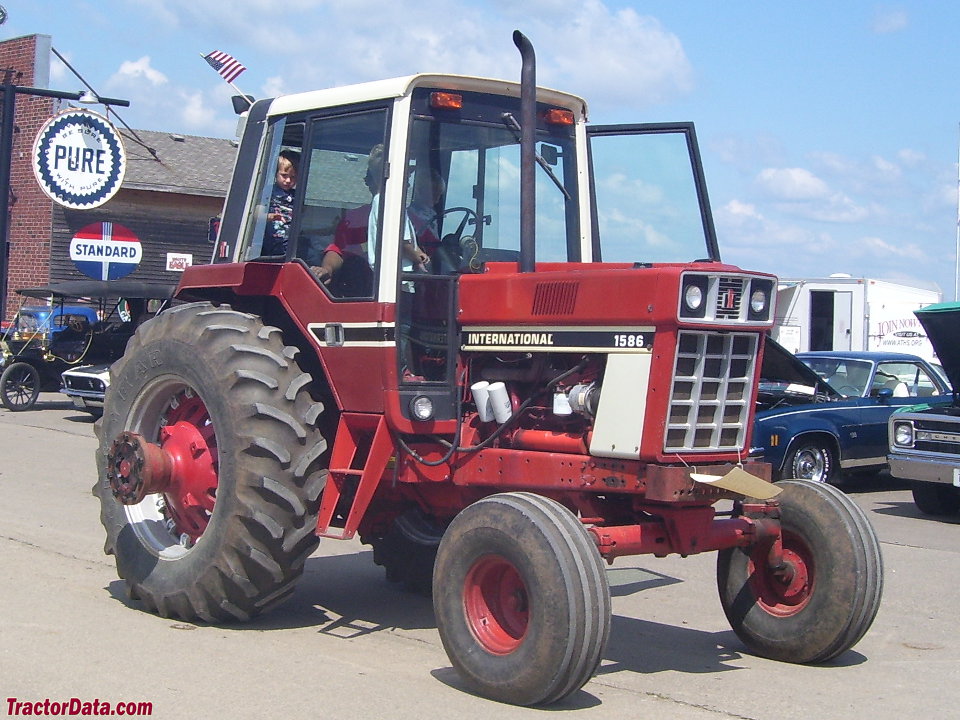 International Harvester 1586