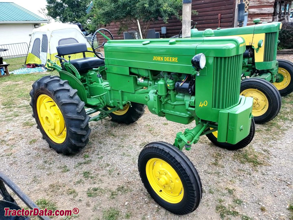 John Deere 40S standard tractor.