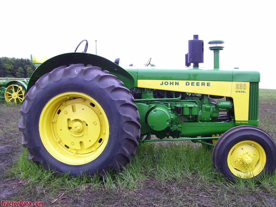 Open-station John Deere 830