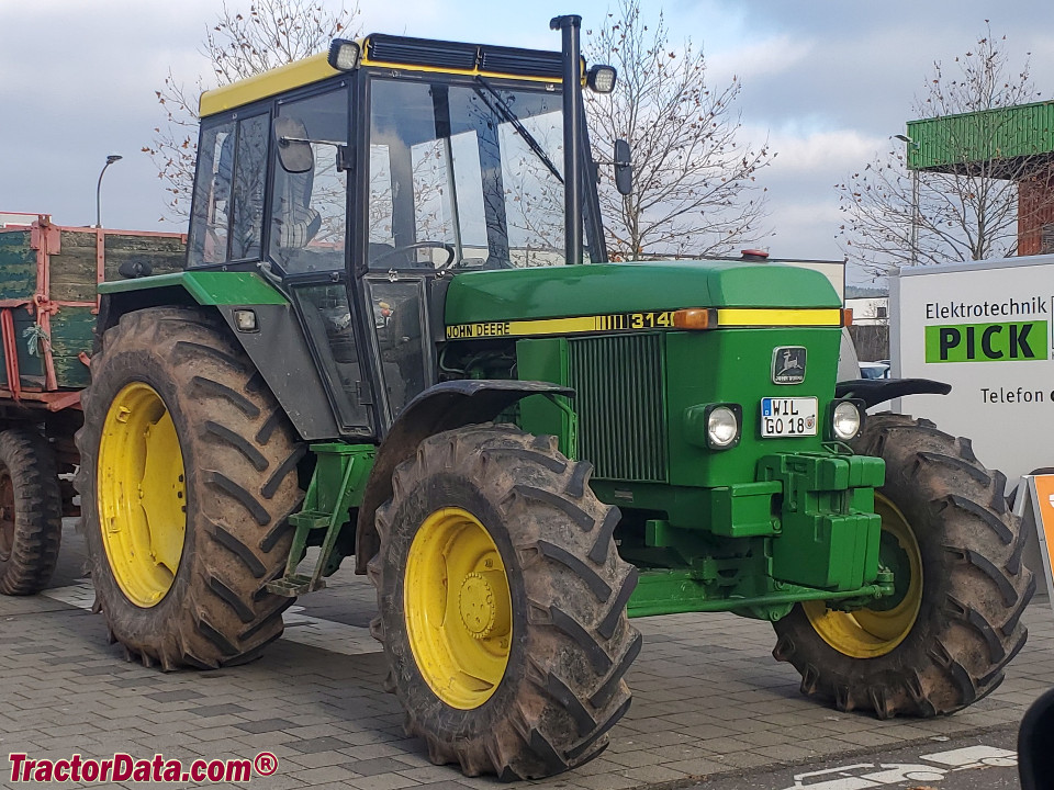 John Deere 3140