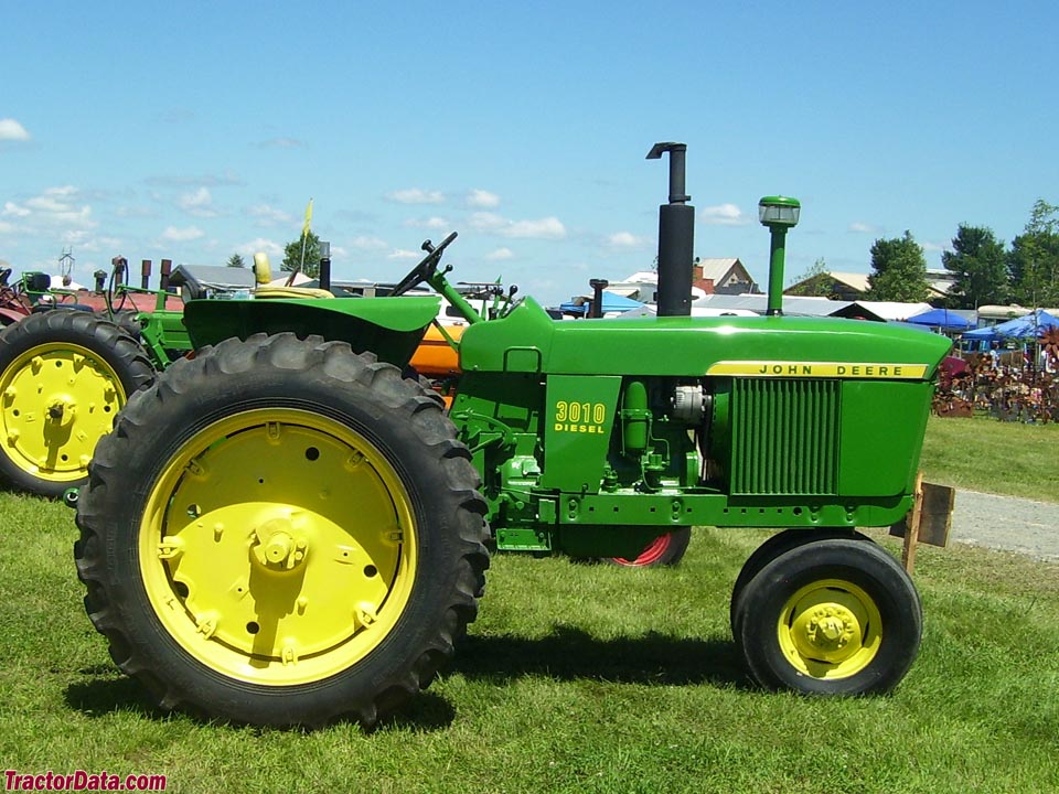 Tricycle-front John Deere 3010.