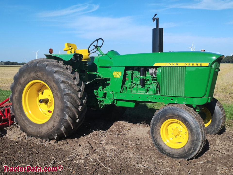 Side-console 1969 John Deere 4020 Powershift tractor, right side.