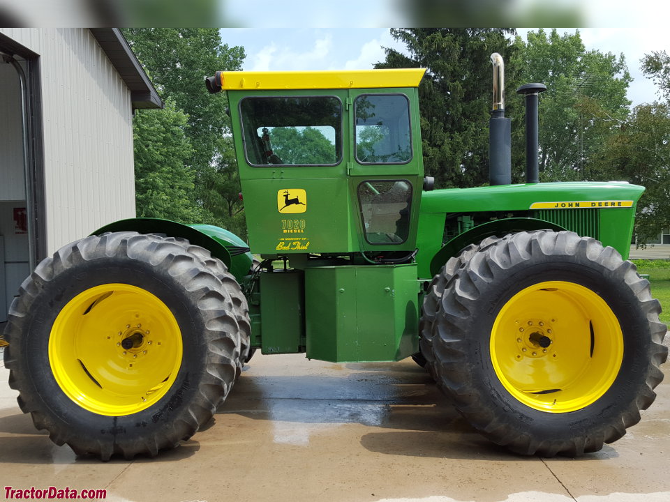 John Deere 7020