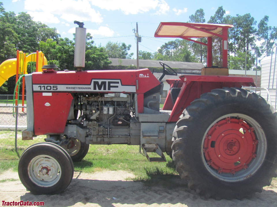 Open-station Massey Ferguson 1105.