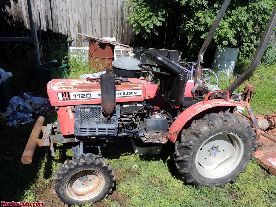 Massey Ferguson 1120, left side